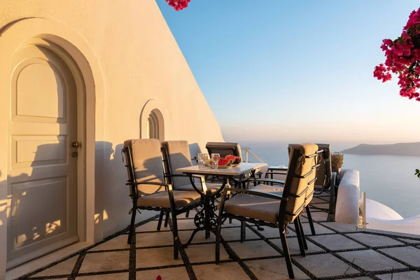 Patio Mit Tisch Und Stühlen Dekoriert Mit Schönen Bougainvillea Blumen — Stockfoto