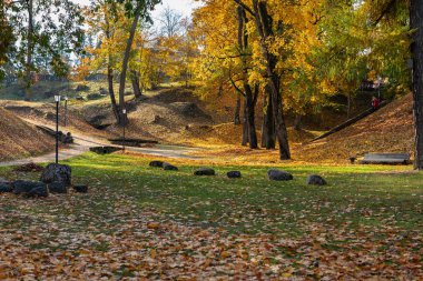 Yürüme yolları Cesis şehirde, Letonya ile sonbahar park