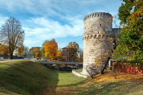 Parque Outono Com Ruínas Castelo Medieval Cidade Cesis Letônia — Fotografia de Stock