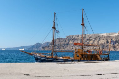 Santorini, Yunanistan - Ağustos 2018: Stayig Adası limanında demirleyen gezi tekne olduğunu