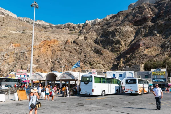 Atinos, Yunanistan - turist küçük otobüs terminali deniz bağlantı noktası Santorini Adası, taşıma için bekliyor.
