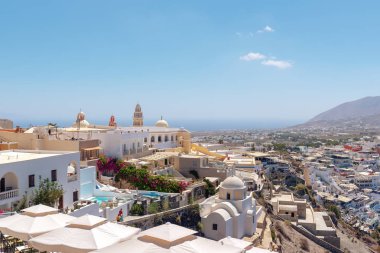 Santorini, Yunanistan - Ağustos 2018: Ada, Yunanistan'ın thira başkenti şehrinde havadan görünüm
