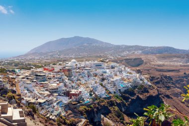 Santorini, Yunanistan - Ağustos 2018: Ada, Yunanistan'ın thira başkenti şehrinde havadan görünüm