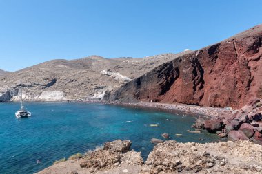 Mavi lagün ve kırmızı kayalar Santorini Island, Yunanistan