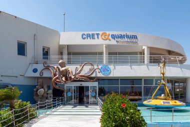 Heraklion, Yunanistan - Ağustos, 2018: Giriş için bina, Girit ahtapot figürü ile dekore edilmiş akvaryum,.