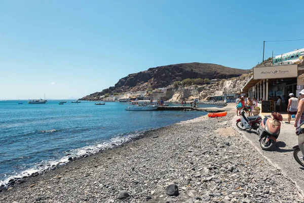 Santoríni Řecko Srpen 2018 Skalnaté Pobřeží Ostrova Malými Taverny Blízkosti — Stock fotografie