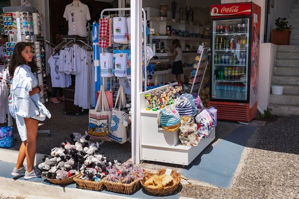 Santorini Řecko Srpen 2018 Mladá Dívka Bying Suvenýry Malé Suvenýry — Stock fotografie