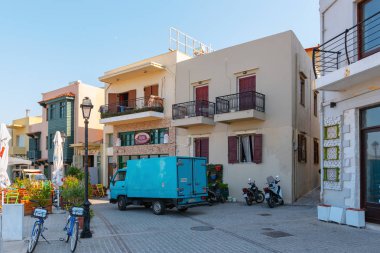 Rethymno, Yunanistan - Ağustos 2018: Küçük tuğla Meydanı güzel evler ile çiçeklerle süslenmiş ve Bisiklet Park. 