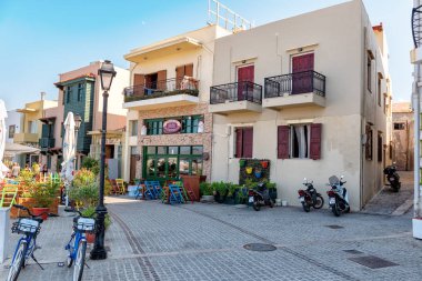 Rethymno, Yunanistan - Ağustos 2018: Küçük tuğla Meydanı güzel evler ile çiçeklerle süslenmiş ve Bisiklet Park. 