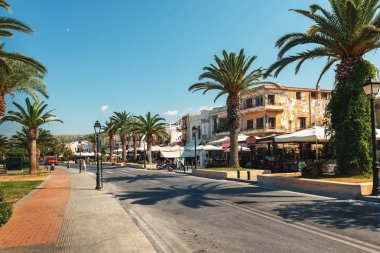 Rethymno, Yunanistan - Ağustos 2018: Orta cadde boyunca bu mesire ve palmiye ağaçları ile şehrin
