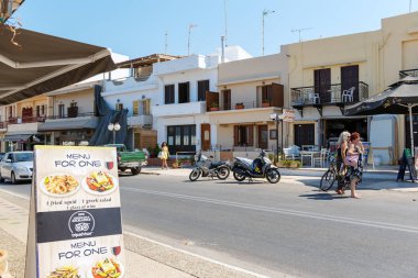 Rethymno, Yunanistan - Ağustos 2018: Eski meyhane ve şehrin tarihi kesiminde şehrin sokak boyunca evleri