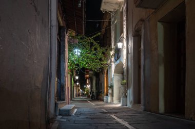 Gece dar sokak Rethymno eski şehir, Crete Island, Yunanistan