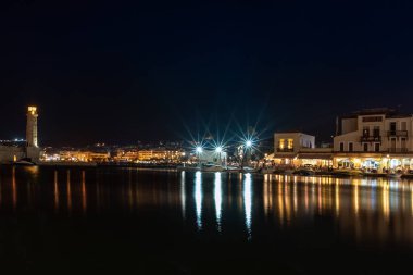 Gece görünümü Rethymno kasaba limanın Crete Island, Yunanistan