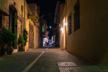 Rethymno, Yunanistan - Ağustos 2018: Gece dar sokak eski şehir merkezi