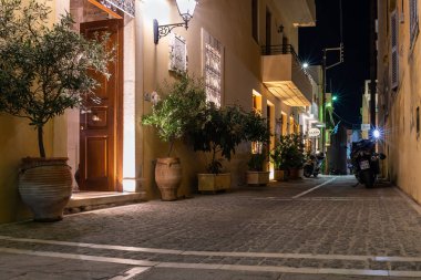 Rethymno, Yunanistan - Ağustos 2018: Gece dar sokak eski şehir merkezi