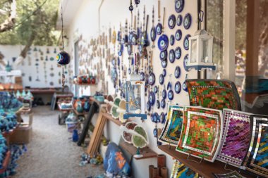 Rethymno, Yunanistan - Ağustos 2018: Kournas göl kenarında yer alan küçük Yunan Çömlekçilik, iç avlu.