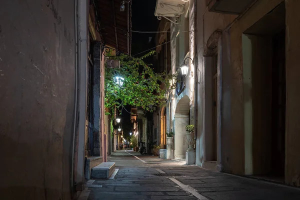 Gece dar sokak Rethymno eski şehir, Crete Island, Yunanistan