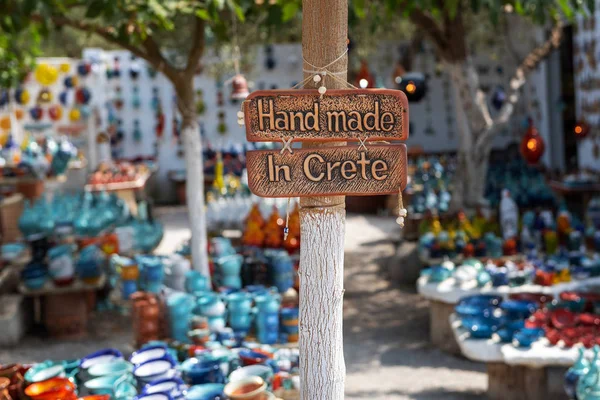 Handgemaakt Crete Teken Een Bord Dat Gekoppeld Aan Een Pool — Stockfoto