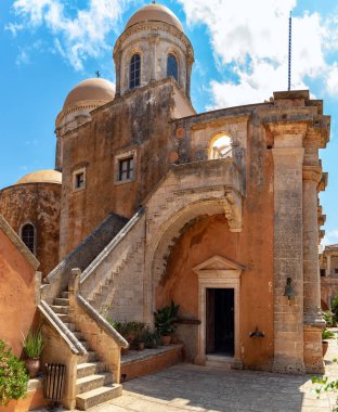 Eski bina Aghia Triada Manastırı adada Crete, Yunanistan