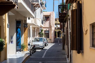 Palaiochora, Yunanistan - Ağustos 2018: Boş yaz sokak soğuk evleri ve dar yol ile şehrin.