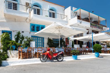 Palaiochora, Yunanistan - Ağustos 2018: Park edilmiş motorlu scooter ile geleneksel Yunan ev. Crete Adası.
