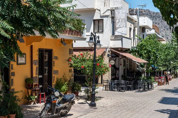 Palaiochora, Yunanistan - Ağustos 2018: Boş yaz sokak soğuk evleri ve dar yol ile şehrin.