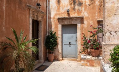 Girit adasında bulunan Aghia Triada manastırının iç duvarları, Yunanistan 
