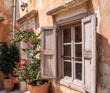 Ahşap jaluzi ile eski pencere çerçevesi