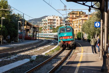 Rapallo, Italya-Kasım 2018: elektrikli bölgesel tren yürüyüş yolu platforma geliyor
