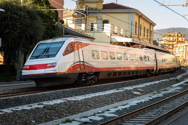 Rapallo Italia Noviembre 2018 Llega Tren Eléctrico Regional Pasarela — Foto de Stock