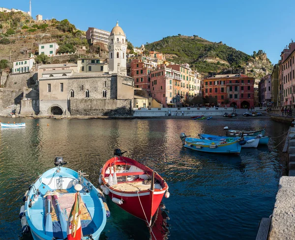 Piccolo Porto Con Barche Pesca Colori Vernazza Cinque Terre Italia — Foto Stock