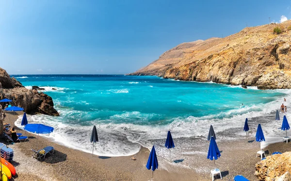 Krásná Modrá Laguna Deštníky Písčité Pláži Město Chora Sfakion Ostrov — Stock fotografie