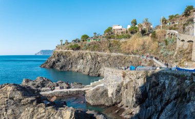 Cinque Üç Milli Park Manarolla kasabanın Kayalık kıyı şeridi, Liguria, İtalya