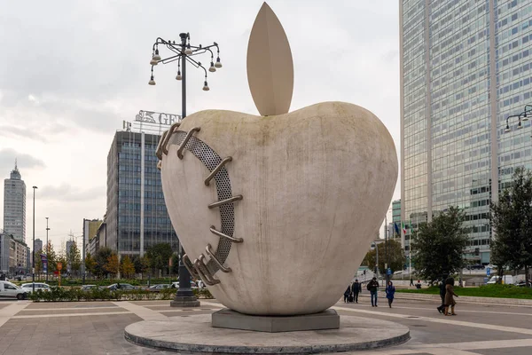 意大利米兰 11月 破碎苹果雕塑 位于市中心广场 — 图库照片