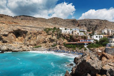 Kumlu plajda şemsiye ile güzel mavi lagün, Chora Sfakion şehir, Girit adası