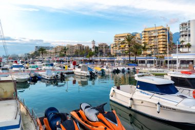 Marbella, İspanya - Aralık 2018: Şehir limanına park edilen yatlar.