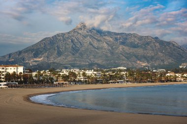 Puerto Banus kasabası yakınlarındaki kumsal ve dağ, Endülüs, İspanya