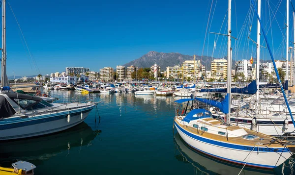 Marbella, İspanya - Aralık 2018: Şehir limanına park edilen yatlar.
