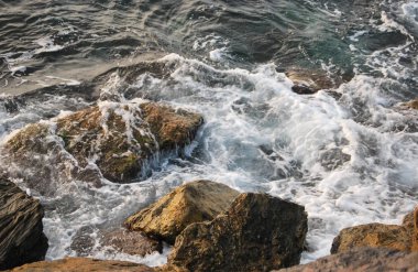 Sahilde kayalar ve dalgalar