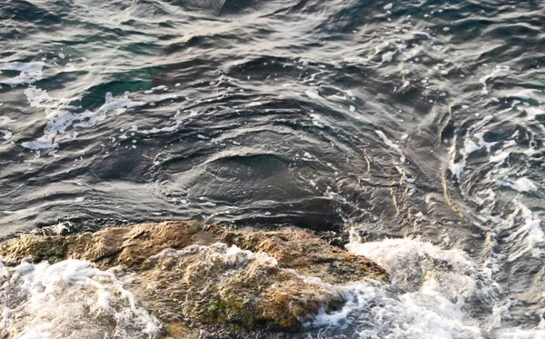 Felsen und Wellen am Strand — Stockfoto
