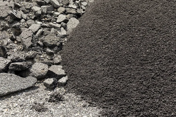 Schutt Und Asphaltbrocken Aus Dem Straßenbau Mit Gelb Lackierten Linien — Stockfoto