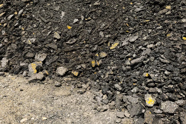 Escombros Rocas Asfalto Construcción Carreteras Con Líneas Pintadas Amarillo — Foto de Stock