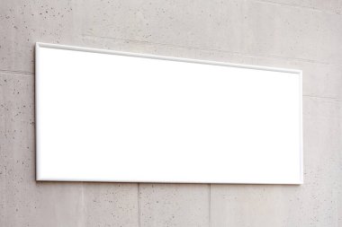 Beyaz boş horzontal poster çerçevesi, binanın içindeki gri beton duvarda boş pankart reklamı, metin kapanışı için yer şirket içi iç dikdörtgen resim reklam alanı