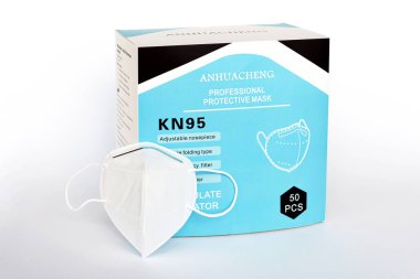 KN95 profesyonel beyaz tıbbi koruyucu yüz maskesi paketi, stüdyo ürünü çekimi. Filtresi olan virüs önleyici maskeler, ayarlanabilir metal burun parçası, gövdesi...
