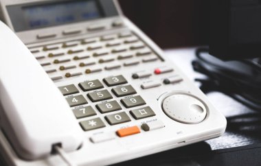 Ofis içi iletişim telefon sistemi, sabit hat telefonu, numara defteri kapatması. Tele pazarlama ve telekomünikasyon. Şirket müşteri hizmetleri hattı soyut konsepti