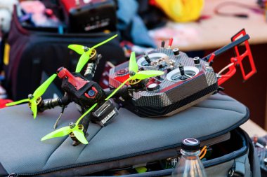 Profesyonel kuadkopter yarış insansız hava aracı kurulumu, uzaktan kumanda bir taşıma çantasının üzerinde, AGH Üniversitesi kampüs insansız hava aracı yarışı etkinliği