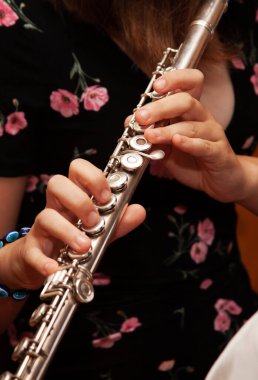 Flütçü, flüt çalan genç kız, eller, tuşların üzerinde parmaklar yakın plan, enine boyuna flüt çalan çocuklar, ayrıntılı çekim, klasik müzik, rüzgar enstrümanı performans çalıcısı yakın çekim