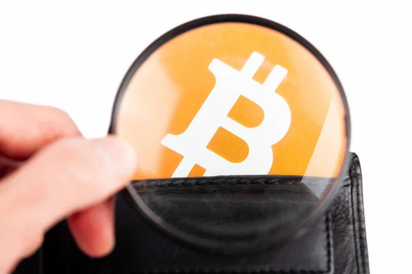 Mira Más Cerca Logotipo Bitcoin Símbolo Una Billetera Hombre Examinando — Foto de Stock