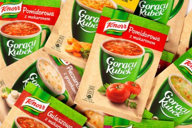 Knorr hazır Polonya çorbası paketleri. Bir sürü hızlı çorba Goracy Kubek paketleri, farklı geleneksel lezzetler grubu, yukarıdan görünen nesneler, üst görünüm