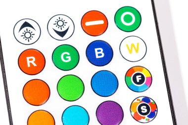 RGB renk ışık sistemi uzaktan kumandalı yakın çekim. Kırmızı, yeşil ve mavi ışık düğmeleri, uzaktan kumandadaki ampullerin rengini ve parlaklığını ayarlamak için düğmeler. Akıllı ev ışıklandırma kurulumu kavramı